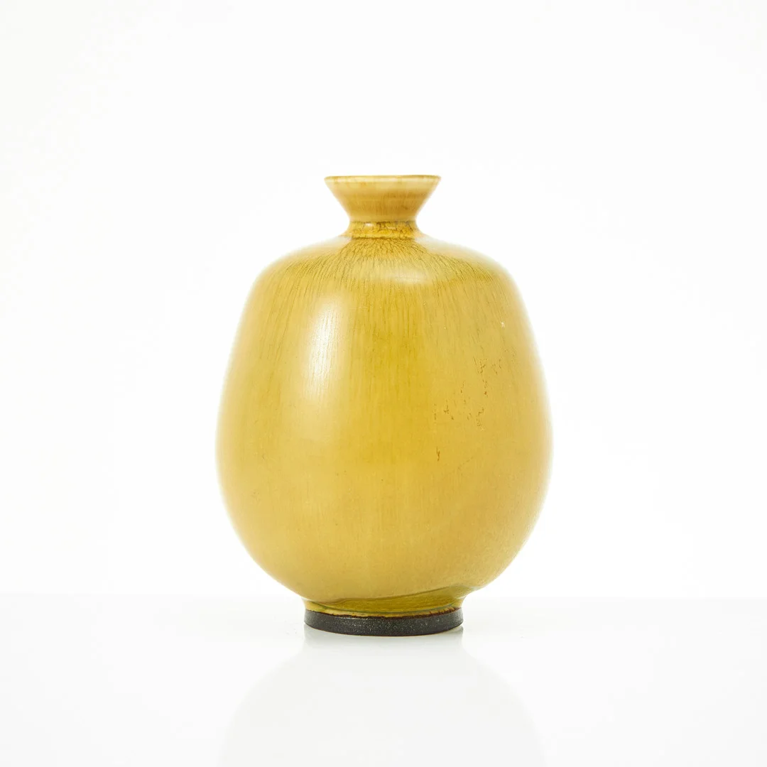 BERNDT FRIBERG. vas, Gustavsberg, stengods, gul harpälsglasyr, signerad Friberg Gustavsbergs Studiohand, daterad 1977. — European — Stockholms Auktionsverk Magasin 5