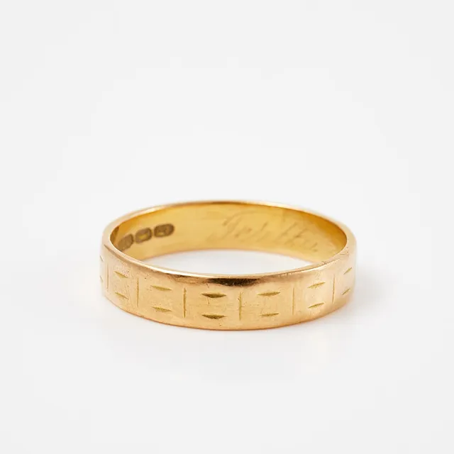 RING, 18 k guld, graverad geometrisk dekor, Esko Ensio Raitanen, Helsingfors, Finland, 1969.