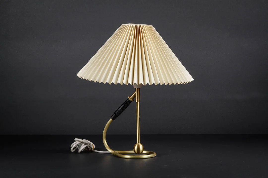 Kaare Klint. Bordlampe/væglampe af messing, model 306 — Lamps and lighting/Table lamps — Lauritz