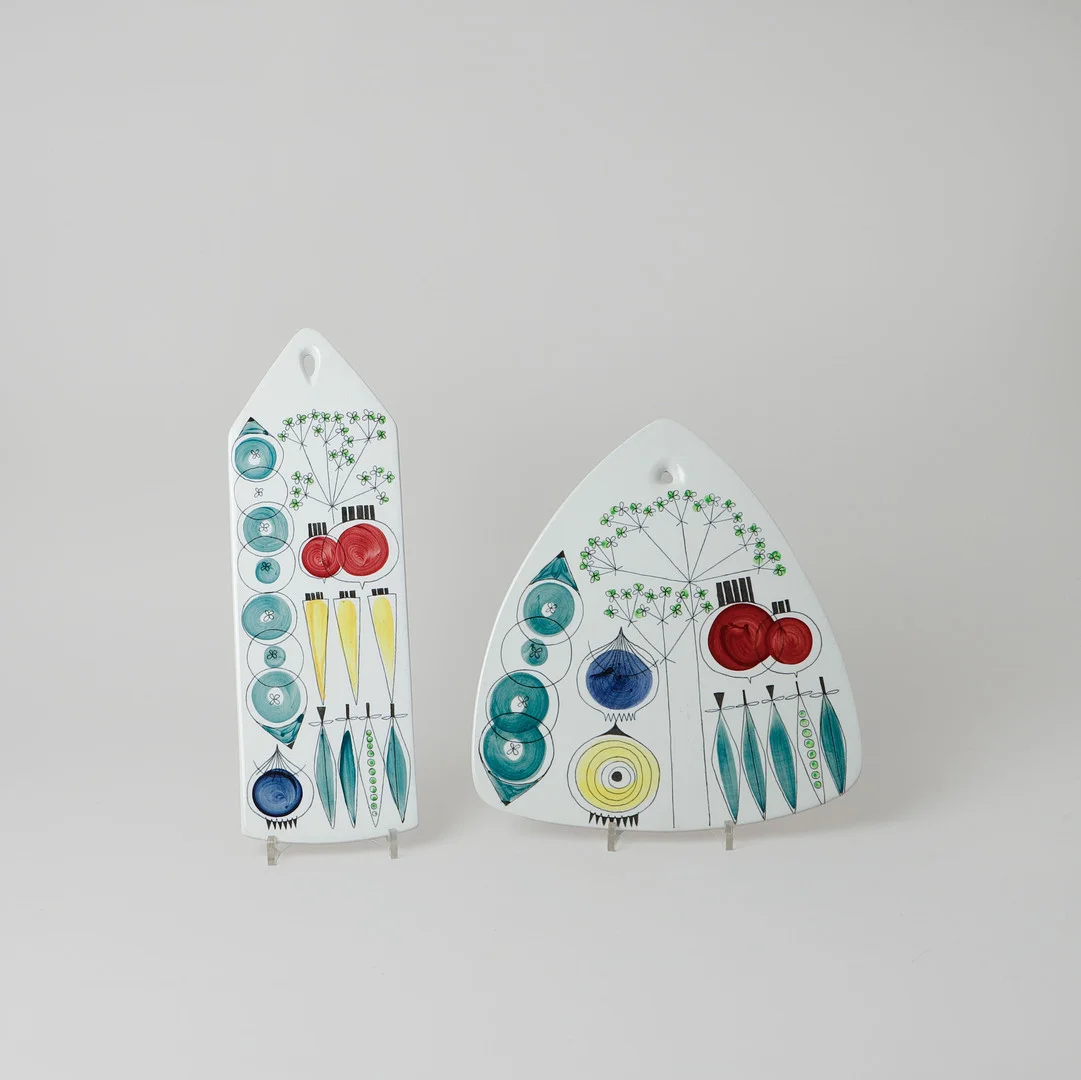 MARIANNE WESTMAN. Skärbrädor/ Brickor, 2 st, "Picknick", Rörstrand. — European — Göteborgs Auktionsverk
