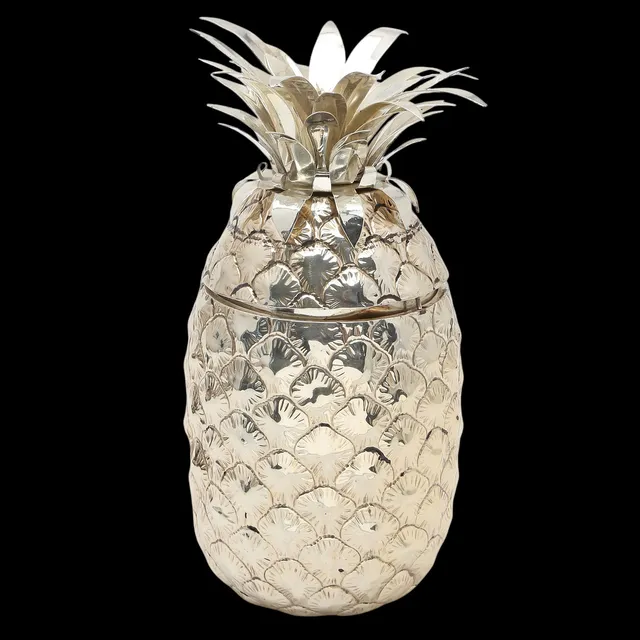 Pinapple-shaped ice bucket in silvery metal, circa 1960-1970.