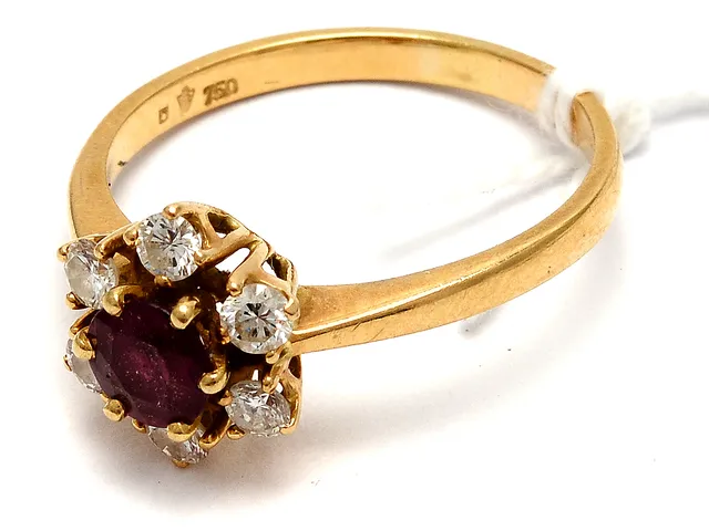 Ring 18K 3,5g Ø18 1/4 med röd sten och diamanter 6xca.0,05ct