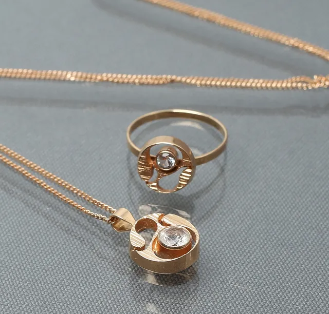 KARL LAINE. Halsband/kedja och ring, 14K guld med bergkristall, Finland.
