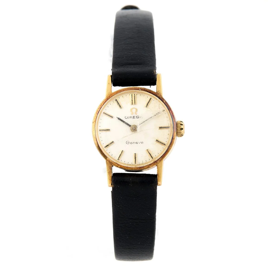 Geneve of 14k gold, ref. 511.207. Mechanical movement with manual winding, cal. 620. Black calfskin strap with later steel C-clasp. Ø 19 mm. 1968. — Clocks & watches — Bruun Rasmussen