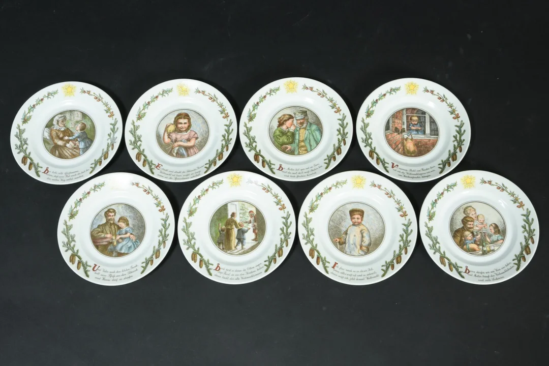 Royal Copenhagen / Kongeligt Porcelæn. 'Peters Jul', Weihnachtsteller el. juleplatter på tysk, nr. 1-8 1. sort. (8) — Glass, porcelain and ceramics/Other glass, porcelain and ceramics — Lauritz