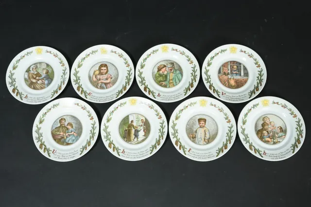 Royal Copenhagen / Kongeligt Porcelæn. 'Peters Jul', Weihnachtsteller el. juleplatter på tysk, nr. 1-8 1. sort. (8)