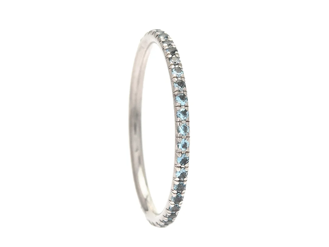 TIFFANY & CO, helalliansring, 18K vitguld, akvamariner, stl 16 mm, vikt 1 g, originaletui. — Smycken/Alliansring — Kaplans