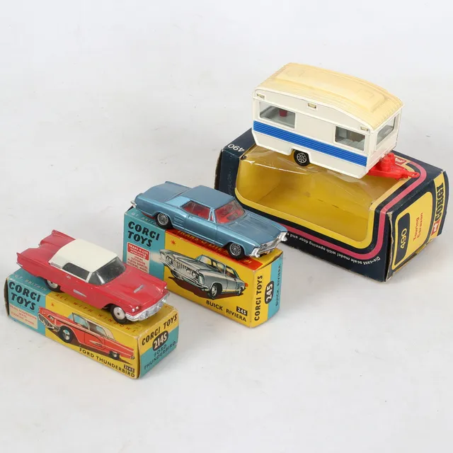 MODELLBILAR, plåt, 3 st, bl.a. Ford Thunderbird 214S, Corgi Toys, England. Med originalkartonger.