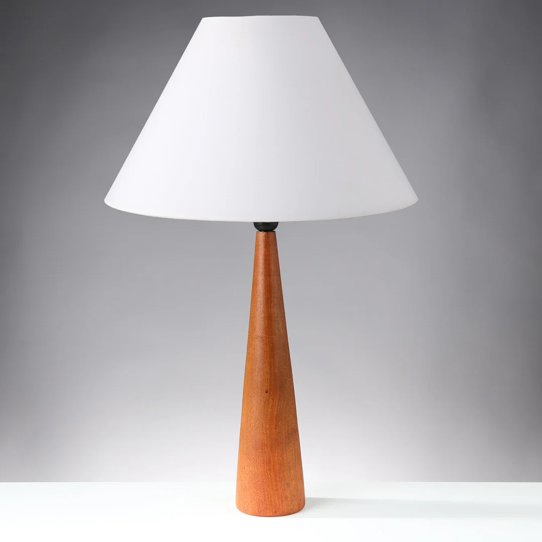 Konisk bordlampe af teak og bøg, Danmark, 1950/60'erne. — Table Lamps — Palsgaard Kunstauktioner