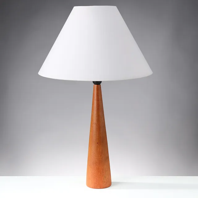 Konisk bordlampe af teak og bøg, Danmark, 1950/60'erne.