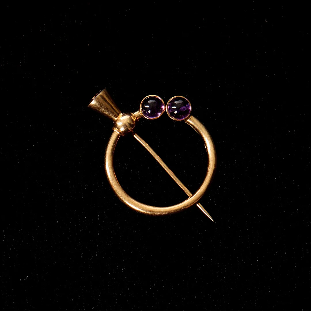 BROSCHNÅL MED AMETISTER, 18K guld, 1953. — Brooches & Pendants — Auktionsverket Engelholm
