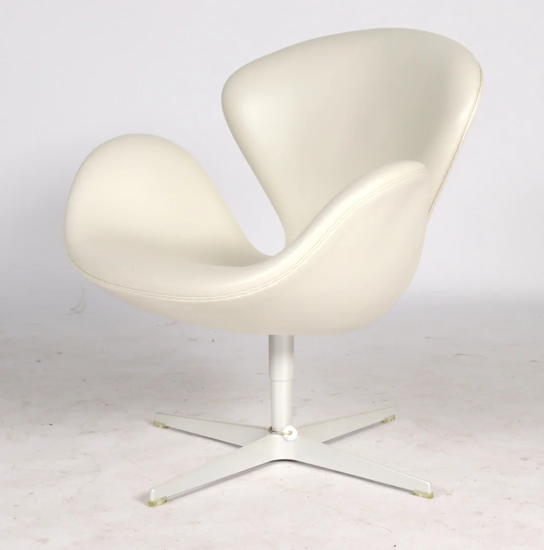 Arne Jacobsen. The Swan. Lounge chair, model 3320, off-white leather, anniversary model 2008 — Furniture/Lounge chairs — Lauritz