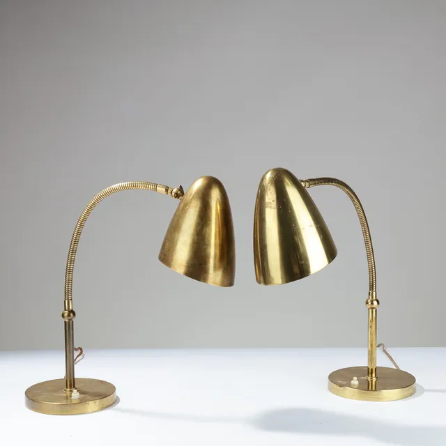 Par bordlamper af messing med justerbar skærm, antageligt skandinavisk lampeproducent, 1940/50'erne. (2).