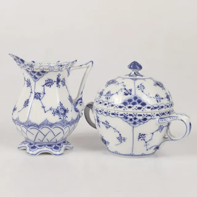 SOCKERSKÅL SAMT GRÄDDKANNA, "Musselmalet", porslin, Royal Copenhagen, Danmark.