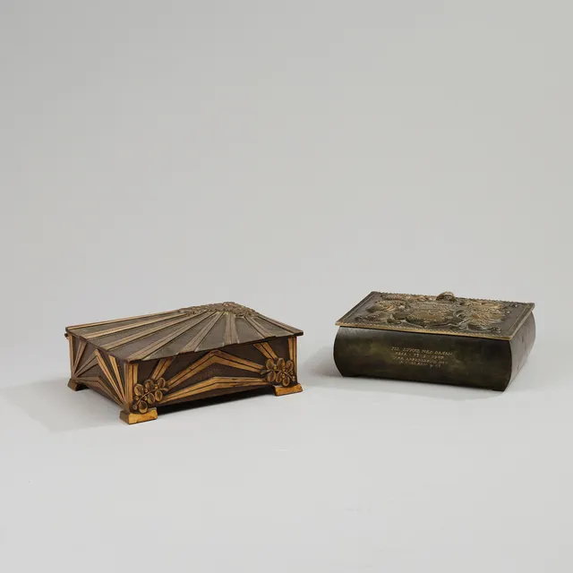 DANSK BRONZE: To store, ornamenterede bronzeskrin, heraf ét formgivet af Niels Dam Ravn fra Nordisk Metalkunst, Danmark, 1940'erne, (2).