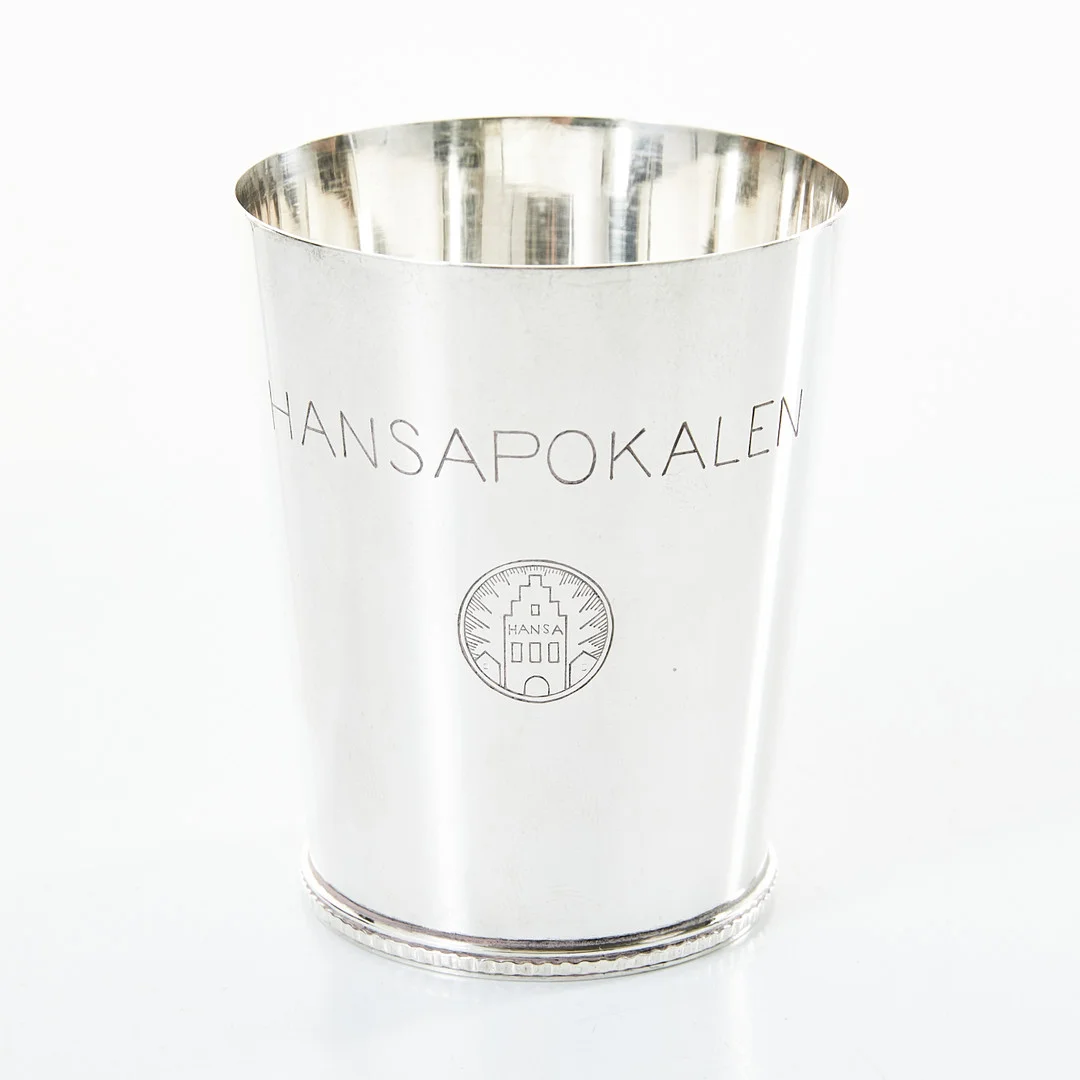 WIWEN NILSSON. Pokal, silver, "Hansapokalen", rak cylindrisk form, godronnerad fotring. — Silver — Stockholms Auktionsverk Magasin 5