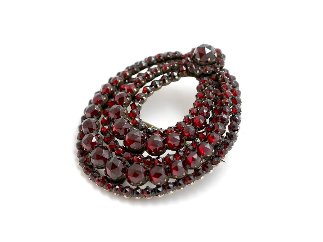 BROSCH, granater, en saknas, 4,3 x 3,6 cm. — Smycken/Brosch — Kaplans