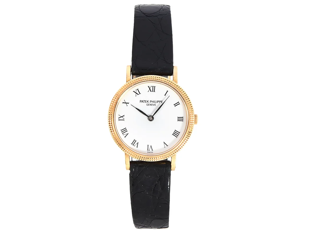 PATEK PHILIPPE, Genève, Calatrava, Cal E 15, Serie nr. 1614102, Ref nr. 4819, Boett nr. 2914179, damur, 25 mm, 18K guld, quartz, sagfirglas, läderband, originalspänne i 18K guld, cert, juni 1992, box (skadad). — Klockor/Patek Philippe — Kaplans