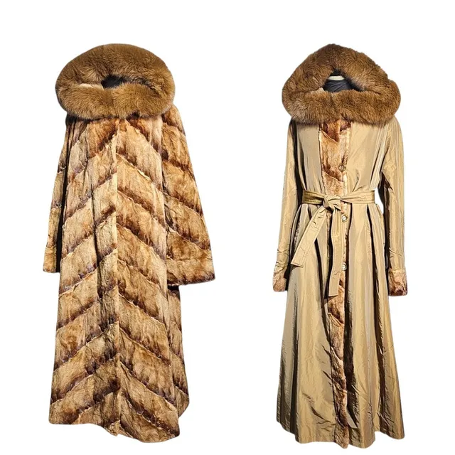 Abrigo reversible largo en visón rasado con capucha ribeteada de zorro al tono.