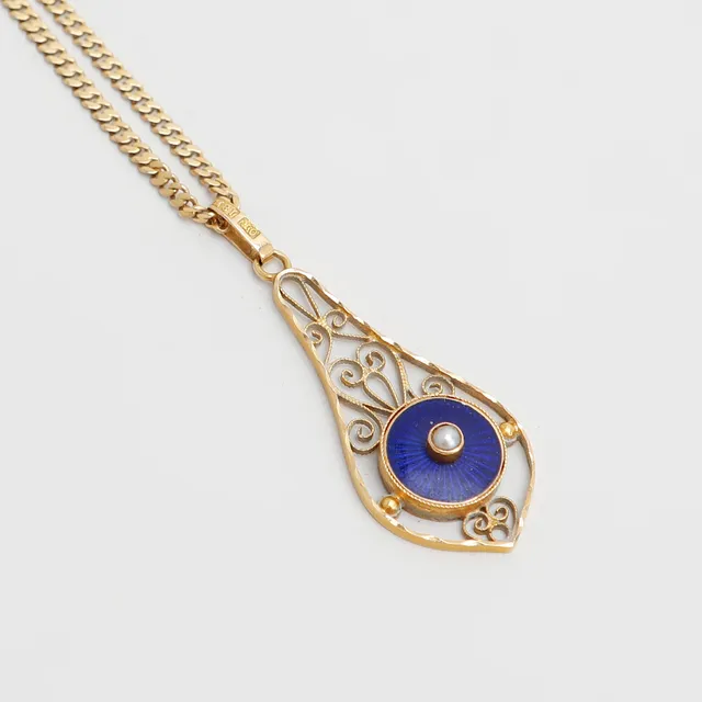 HÄNGE, Art Nouveau, samt KEDJA, 18k guld, emalj, totalvikt ca 5,2 gram.
