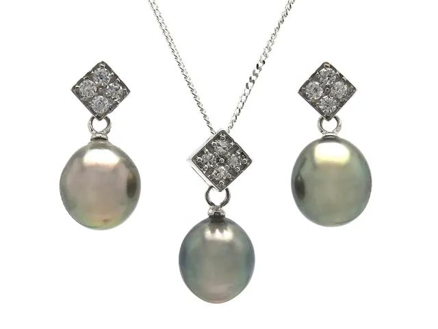 SMYCKESET, hänge med kedja, örhängen, sterlingsilver, odlade färgade sötvattenspärlor, strass, stift, längd 46 cm, 7,4 g.