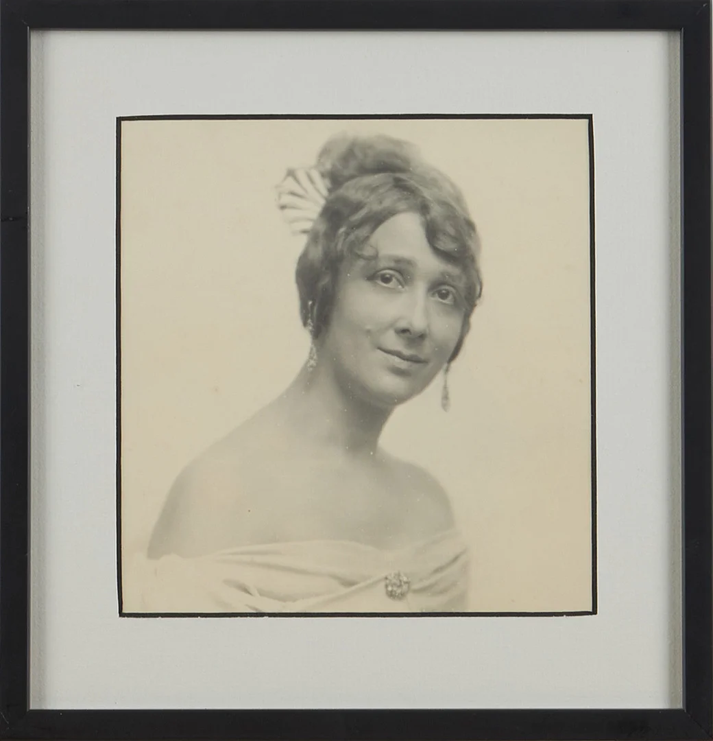 HENRY B GOODWIN. (1878-1931): Madame Jeanne Tramcourt, osignerad, gelatinsilver fotografi. — Photography — Stockholms Auktionsverk Magasin 5
