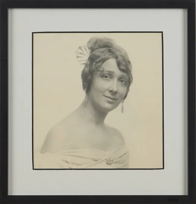 HENRY B GOODWIN. (1878-1931): Madame Jeanne Tramcourt, osignerad, gelatinsilver fotografi.