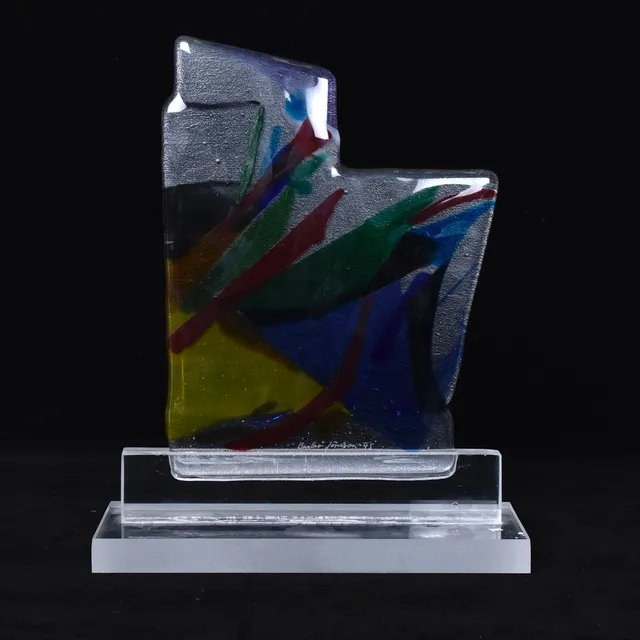BARBRO JÖNSSON. Skulptur, glas på plexiglassockel.