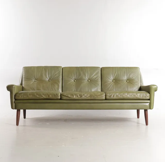 SVEND SKIPPER. "Oxford", tre-pers. sofa betrukket med knapsyet læder, løse hynder i sæde og ryg, runde tilspidsede ben af massiv teakbejdset bøg, 1960-70'erne.