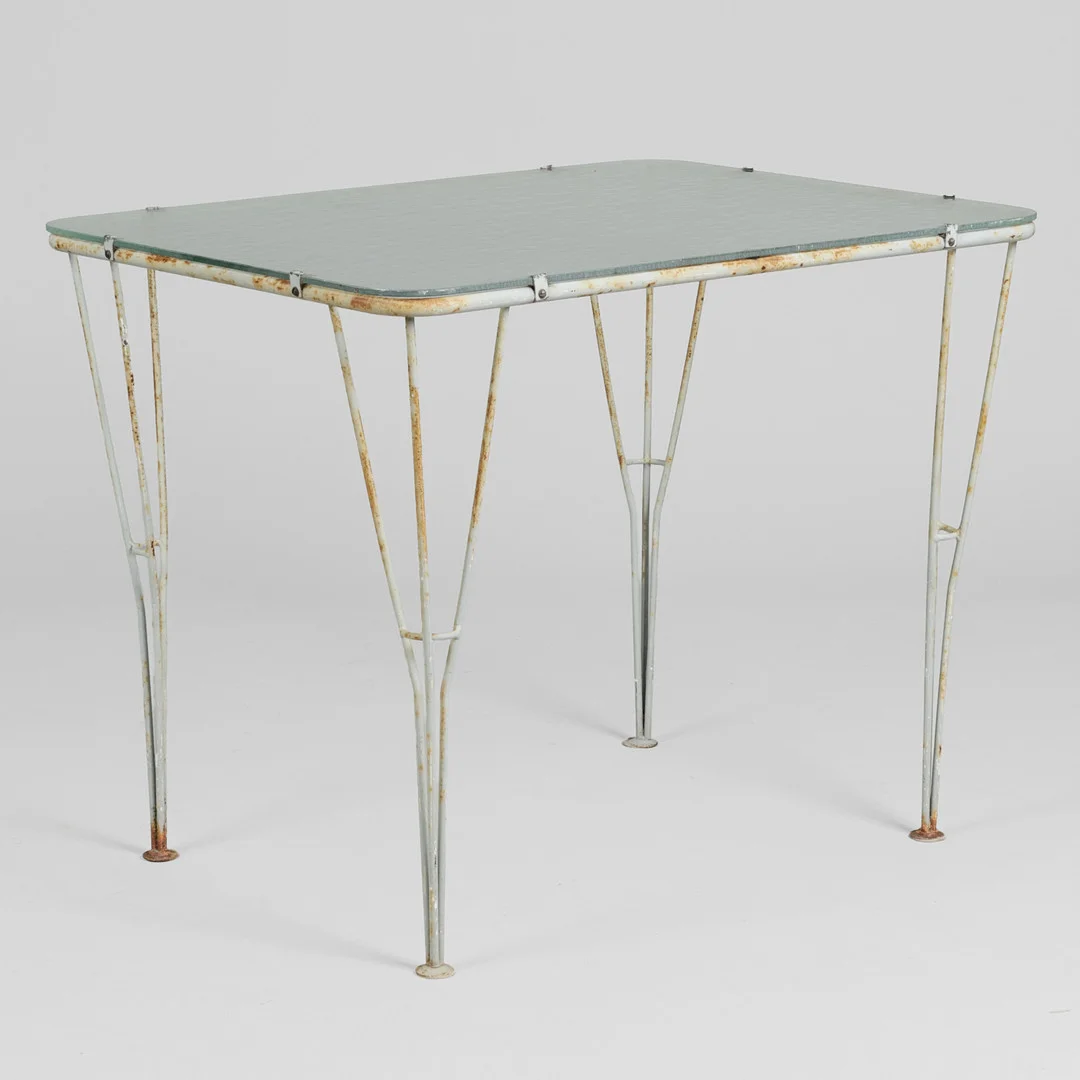 Havebord med stel af lakeret jern og bordplade af glas, ca. 1950'erne. — Garden — Palsgaard Kunstauktioner