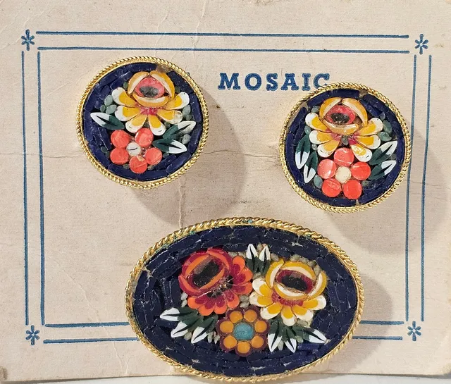Juego de broche y pendientes de mosaico en metal dorado.