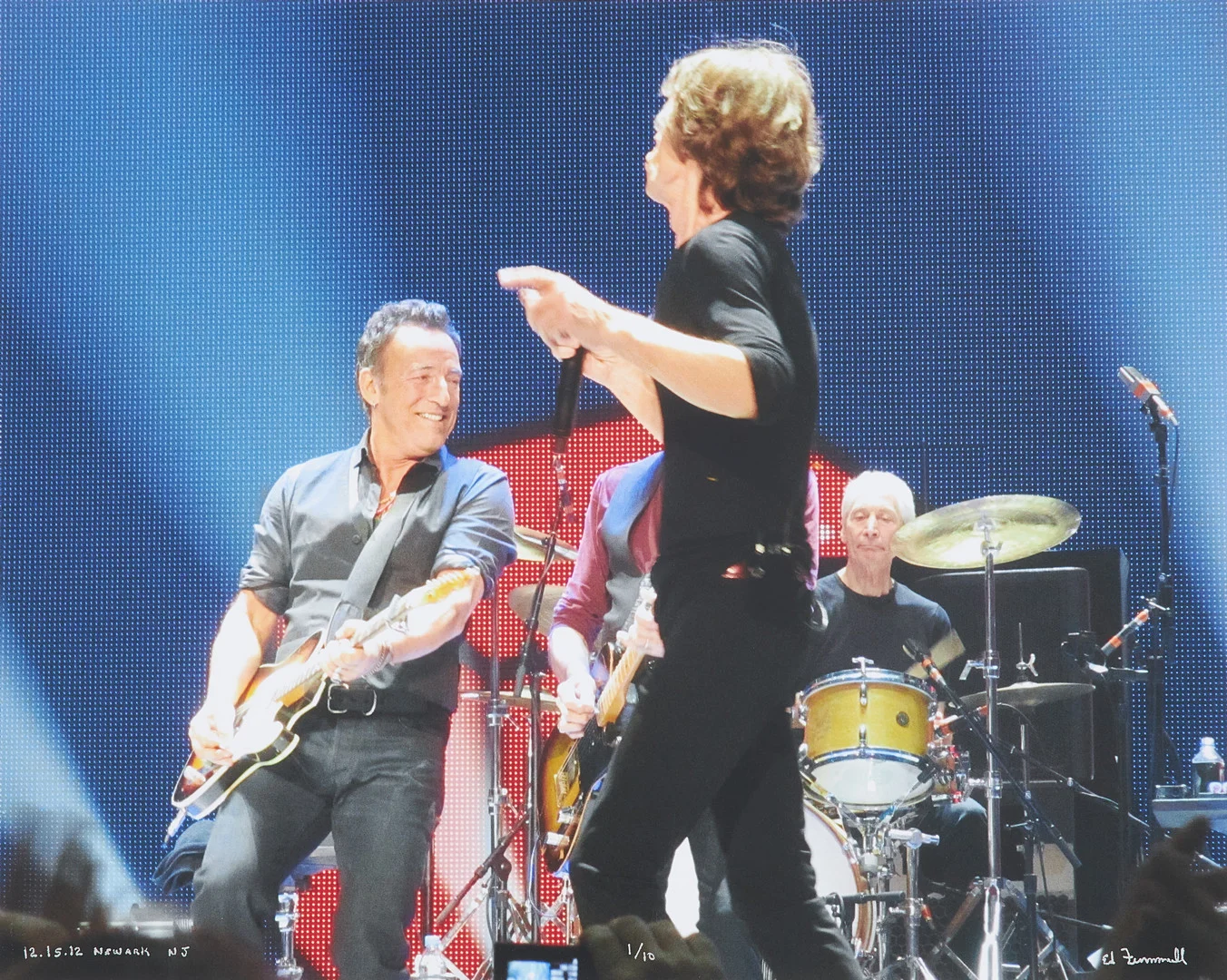 ED FINNELL (USA/SVERIGE, FÖDD 1956). bruce Springsteen, Mick Jagger, Charlie Watts, The Rolling Stones 50th anniversary Concert, Newark, New Jersey, December 15, 2021, C-print, 1/50. — Photography — Stockholms Auktionsverk Sickla