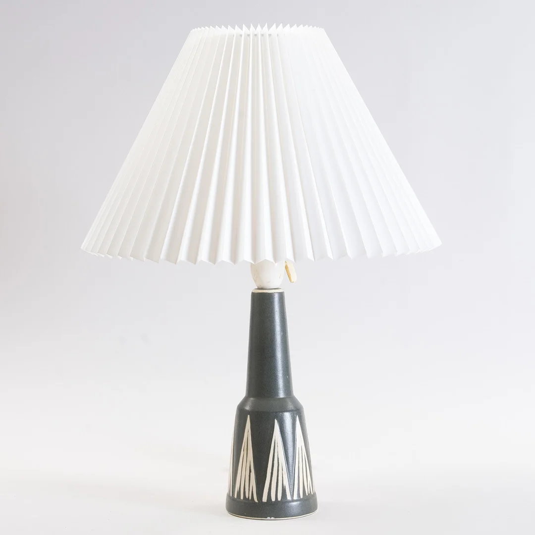 SVEND AAGE HOLM SØRENSEN. Keramik bordlampe. Danmark, midten af 1900-tallet. — Table Lamps — Sørensen Auktioner