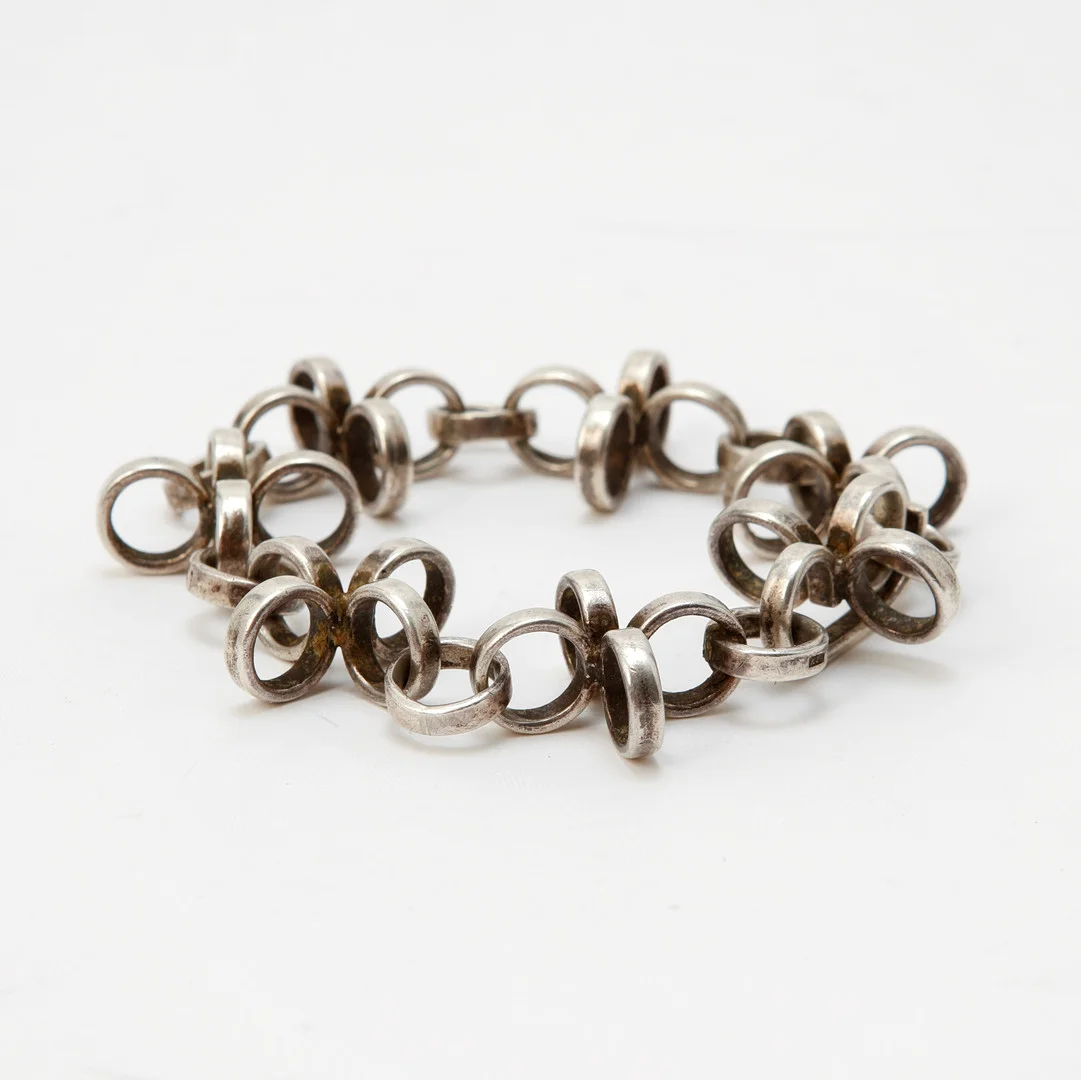 CECILIA JOHANSSON. Armsmycke, silver, Göteborg 1972, för Karl Ingemar Johansson. — Bracelets — Göteborgs Auktionsverk