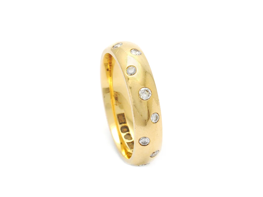 ENGELBERT, ring, 18K guld, 16 briljanter 0,44 ctv enligt gravyr, ca W/VS-SI, mindre skada på en diamant, Stockholm 2000, stl 17,5 mm, vikt 6,8 g. — Smycken/Ring — Kaplans