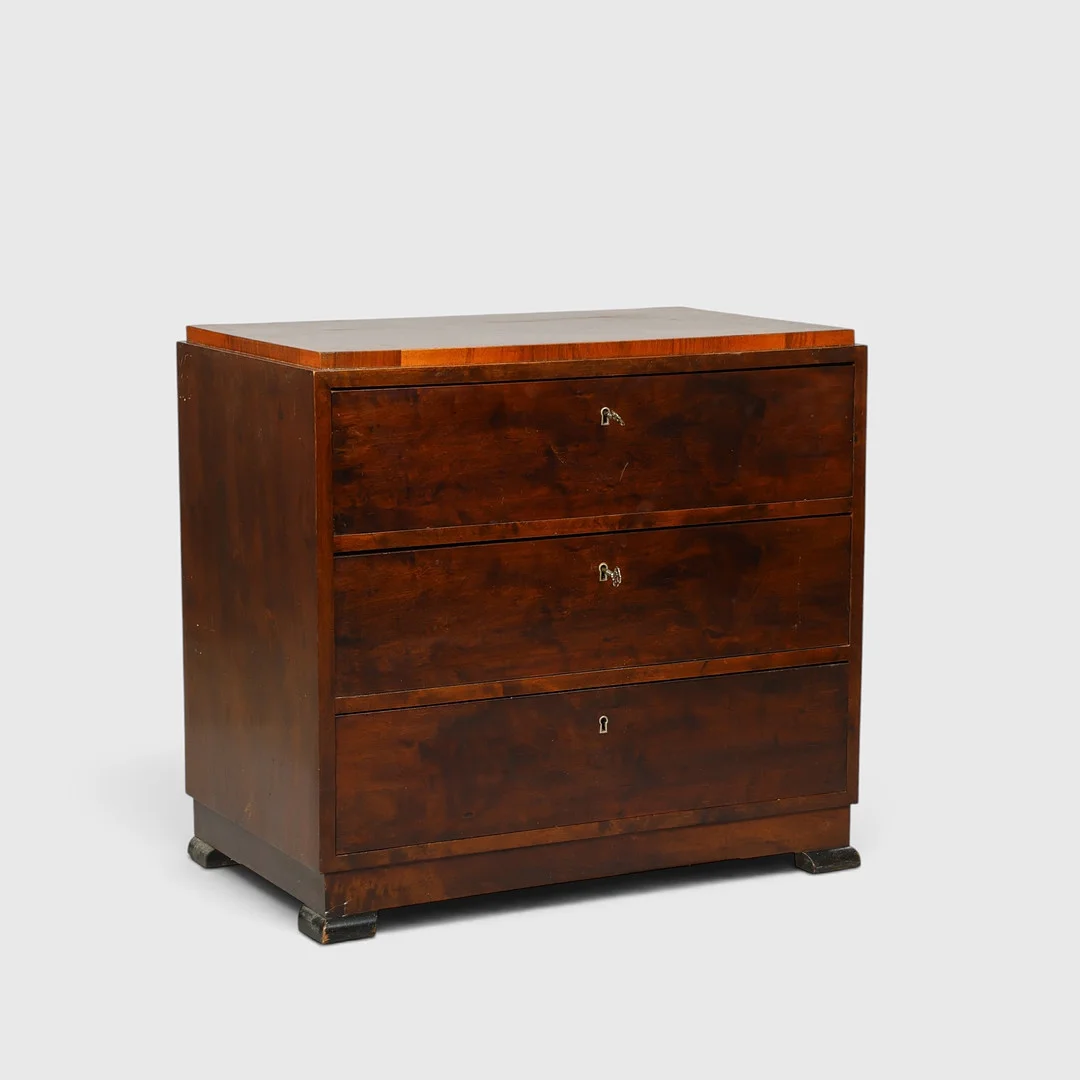 Kommode af nøddebejset træ, art deco, antageligt dansk møbelsnedker, Danmark, ca. 1930'erne. — Chests of drawers — Palsgaard Kunstauktioner
