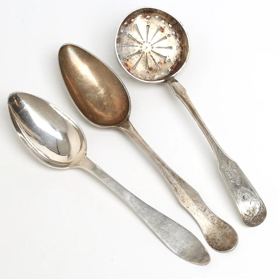 MATSKEDAR 2 st, samt SOCKERSTRÖARE, bland annat Nils Petter Forsberg, Haparanda, 1835. — Silver — Auktionshuset Kolonn