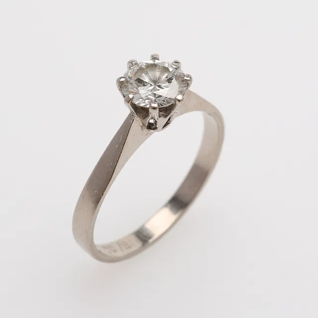 SOLITÄRRING, 18K VITGULD, MED BRILJANT PÅ 0,77 CT ENLIGT GRAVYR, TOTALT Ca. 3 g.