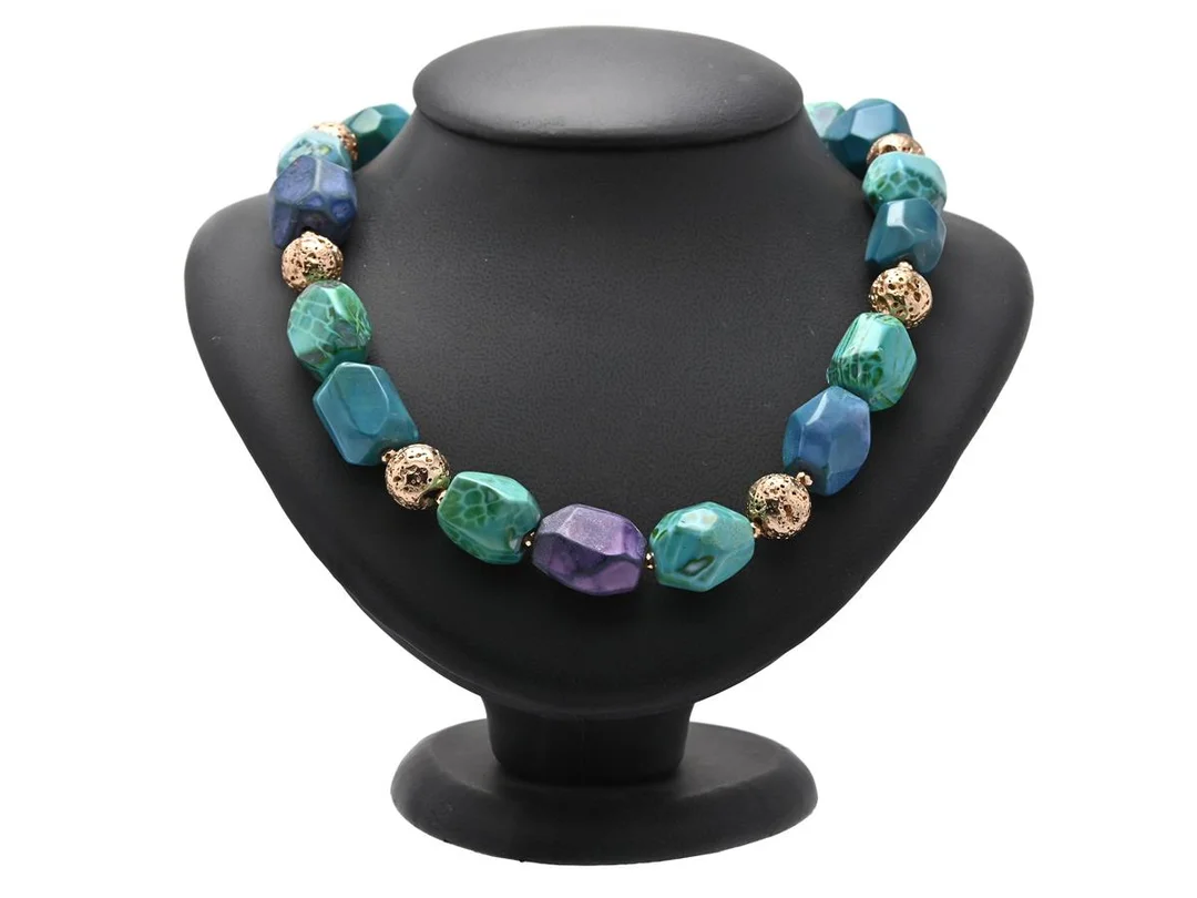 COLLIER, färgad agat, guldfärgat lås och detaljer, längd 52 cm. — Smycken/Collier — Kaplans