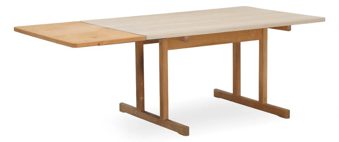 “Shaker”. Solid oak dining table with one extra pine wood leaf. Model 6289. Manufactured and marked by Fredericia Stolefabrik. H. 70 cm. L. 150/200 cm W. 97 cm. (2) — Modern Furniture — Bruun Rasmussen