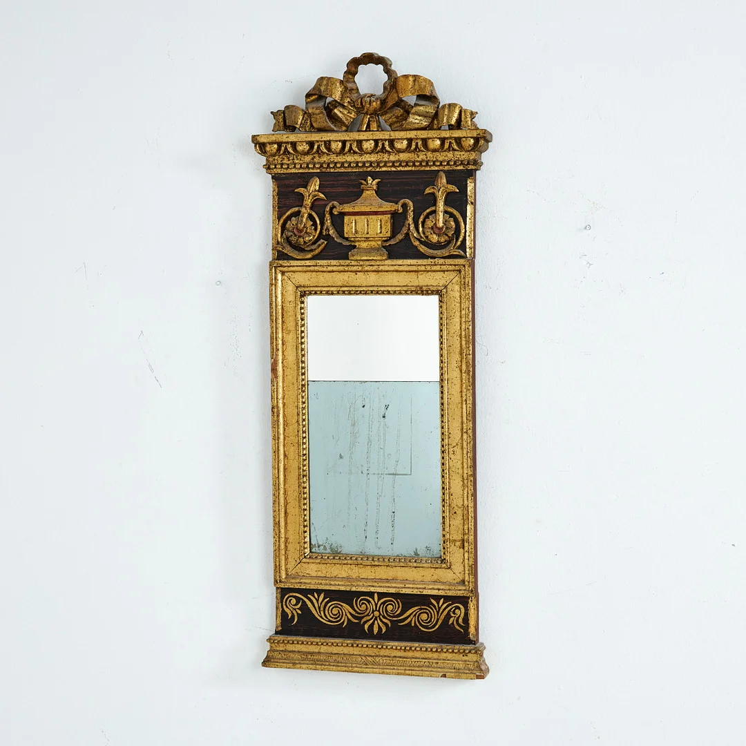 ANDERS CARLSSON (VERKSAM I NORRKÖPING 1772-1801). Spegel, sengustaviansk, 2 delat glas, ram med träskuren dekor av bandrosett samt gjuten dekor av bl.a. pärlstav och äggstav. — Mirrors — Stockholms Auktionsverk Sickla
