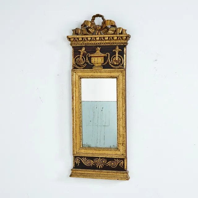 ANDERS CARLSSON (VERKSAM I NORRKÖPING 1772-1801). Spegel, sengustaviansk, 2 delat glas, ram med träskuren dekor av bandrosett samt gjuten dekor av bl.a. pärlstav och äggstav.