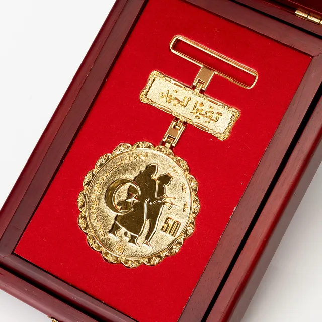 MEDALJ, 50 års minnesmedalj, Algeriets revolution 1954, förgylld metall, diplom medföljer. Proveniens: Birgitta Dahl.