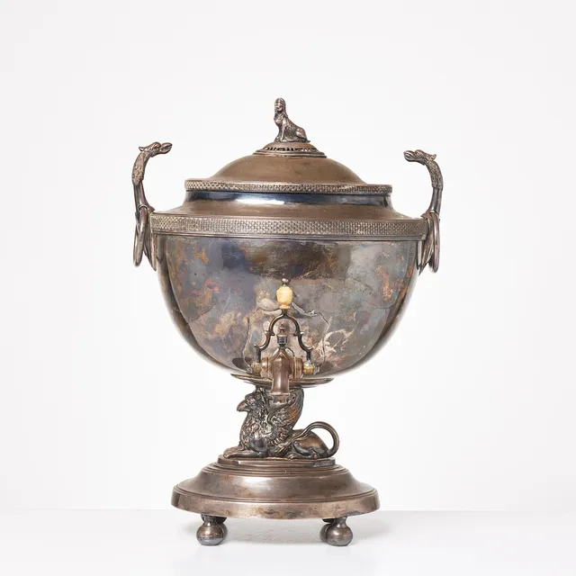 SAMOVAR, pläterad i silver, dekor i form av bl.a. örnar och sfinx, 1800 tal.