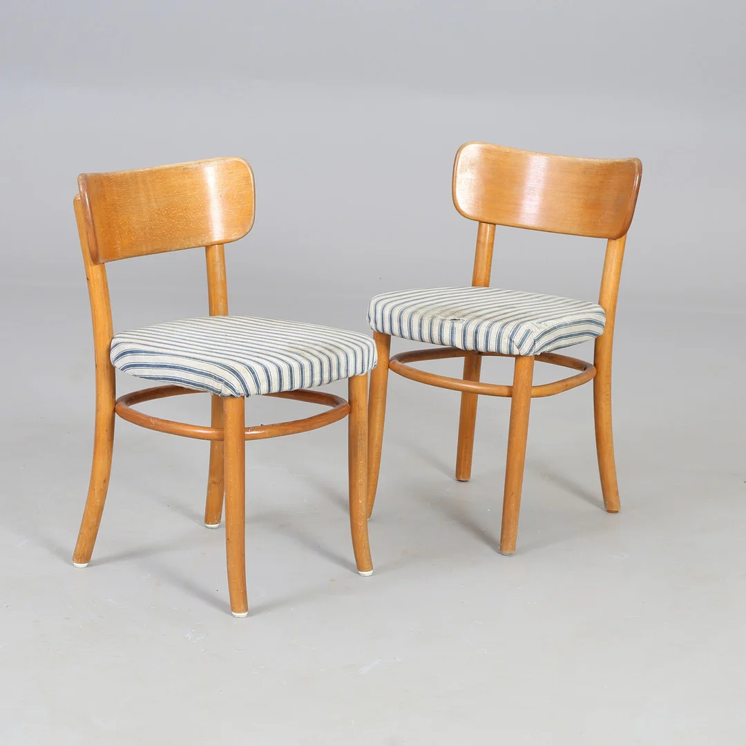 MAGNUS STEPHENSEN (1903-1984). Fritz Hansens Eftf. Et par "Dan" stole af massivt bøgetræ, 1930'erne (2). — Armchairs & Chairs — Bidstrup Auktioner
