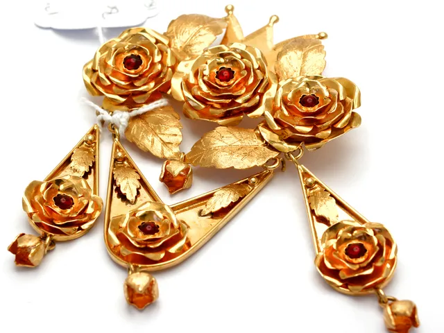 Brosch 18K 82,0g med stenar, stenar skadade.