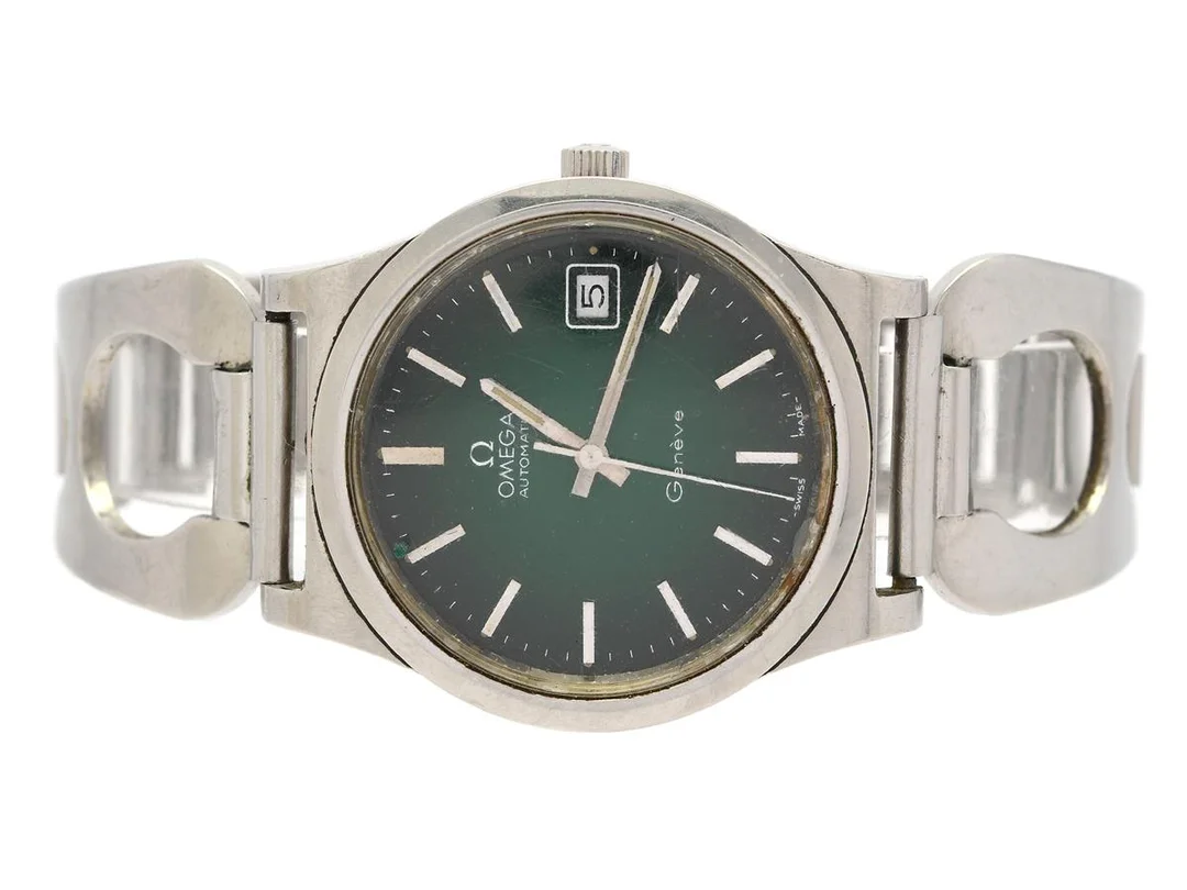 OMEGA, Genève, Cal 1012, Serie nr. 37292305, Ref nr. ST 166.0168, Boett nr. 166.0168 (LL), herrur, 36 mm, stål, automatisk, plexiglas, datum, skadad urtavla, defekt (går ej, akut servicebehov), gravyr, ca 1973, metallänk ej original. — Klockor/Omega — Kaplans