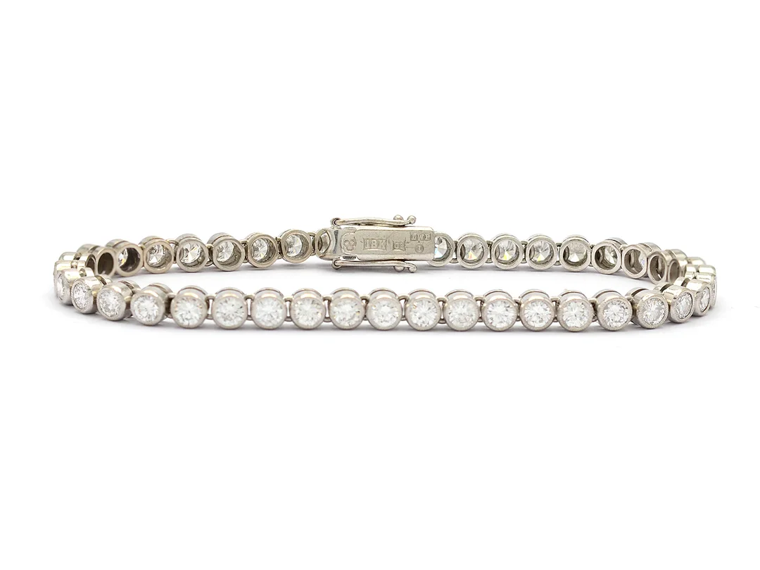 TENNISARMBAND, 18K vitguld, 42 briljantslipade diamanter ca 5,00 ctv, ca TW-W(G-H)/VS, Lawepe Guldsmedsatljé, Stockholm 1964, längd 18,5 cm, vikt 16,8 g. — Smycken/Armband — Kaplans