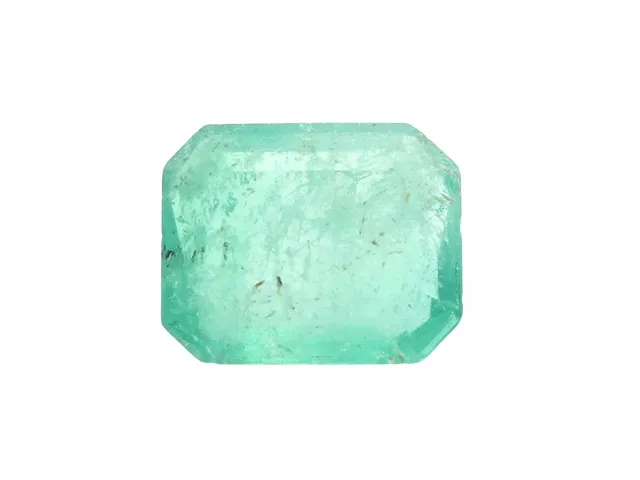SMARAGD, smaragdslipad 3,11 ct, mått 8,6x10,4x4,8 mm, inneslutningar som når ytan och nagg.