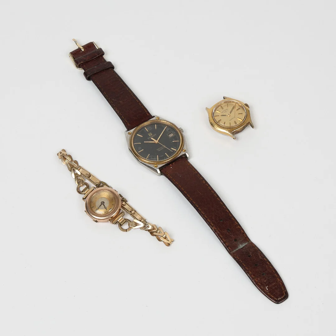 A 9 CARAT GOLD CASED LADIES WRISTWATCH, TWO OTHER WRISTWATCHES (3). — Wristwatches — Bishop & Miller